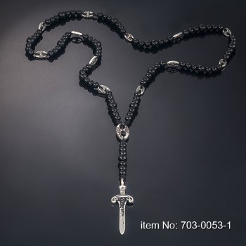 Ασημένιο κολιέ με μαύρο όνυχα και ασημένια μοτίφ και το σπαθί του ιππότη 03_703-0053-1n